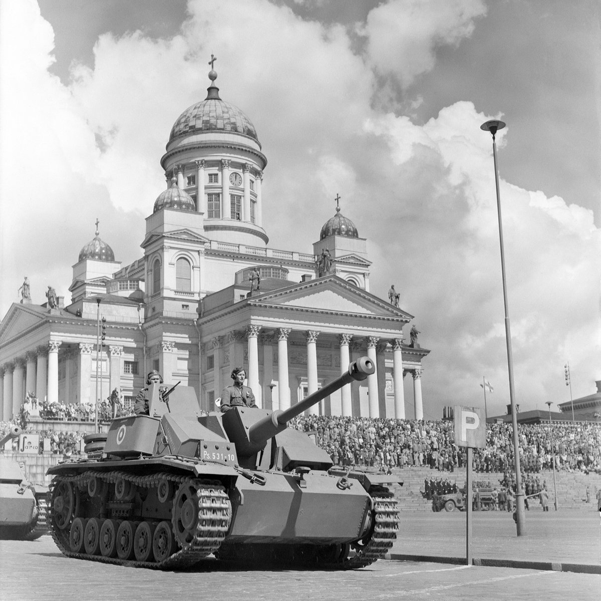 StuG III driving by the Helsinki Cathedral, during the Finnish Defence Forces Flag Day parade (1952) https://t.co/ZOg8GqjVf2