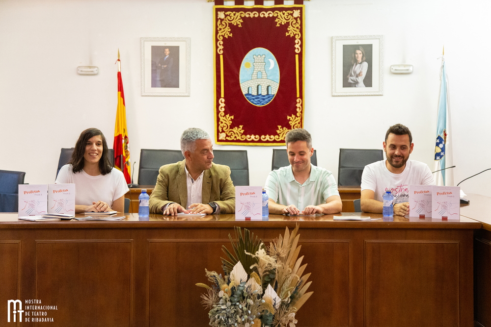 🎭🏆 <a href="/ernestoszis/">Ernesto Is</a> é o primeiro dramaturgo que consegue por segunda vez o #PremioAbrente de Textos Teatrais. O secretario xeral de Política Lingüística, <a href="/valentin_garci/">Valentín García Góme</a>, participou esta semana en #Ribadavia na presentación do seu libro Profetas, gañador da 16ª edición. 📖