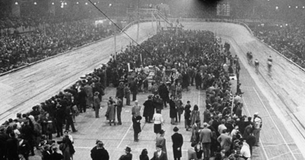 Il y a 80 ans, 13 152 personnes parmi lesquels 4 115 #enfants, 5 919 #femmes, 3 118 #hommes étaient arrêtés et détenus Vélodrome d'Hiver de #Paris avant d'être envoyés vers #Auschwitz. N'oublions jamais. #Angers #VeldHiv