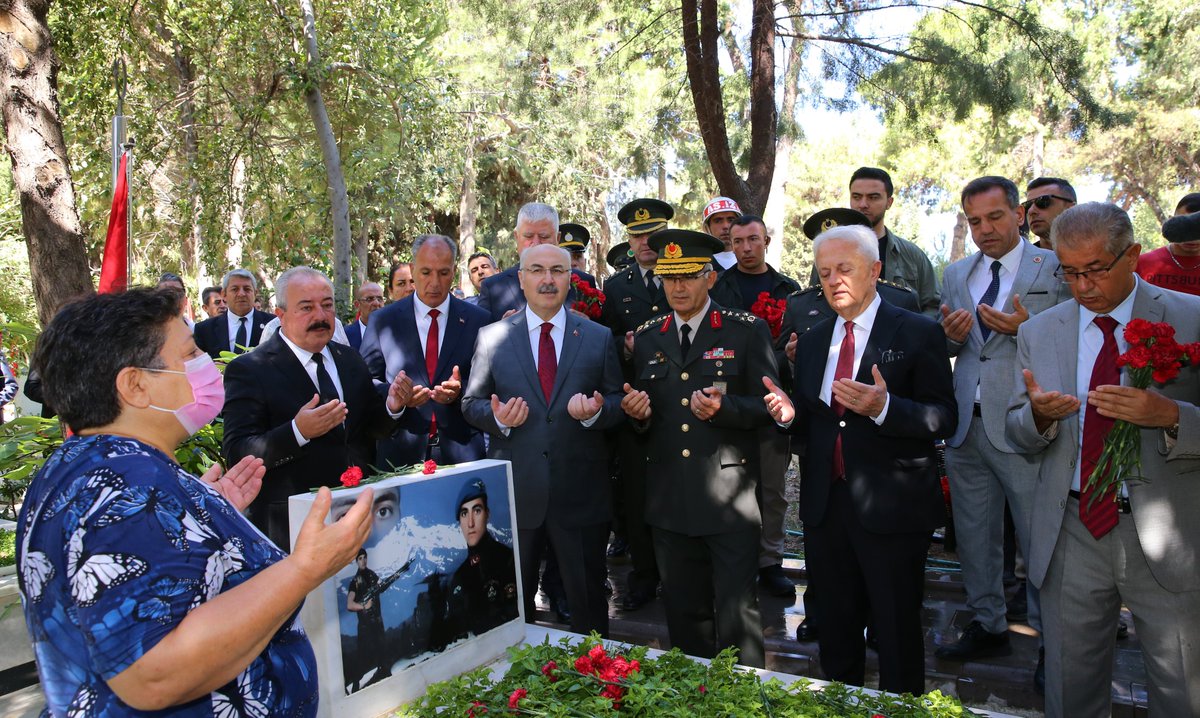 izmirvaliligi's tweet photo. Valimiz Sayın @yskosger, #15Temmuz Demokrasi ve Millî Birlik Günü dolayısıyla, il protokolü ile birlikte Kadifekale Hava Şehitliği’ni ziyaret etti.

Valimiz Köşger, Şehitlik Anı Defteri'ne günün anlam ve önemine ilişkin düşüncelerini yazarak şehitlerimize şükranlarını sundu. https://t.co/qolLghAx9Z