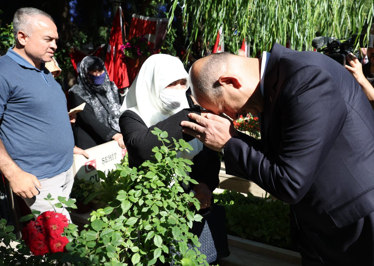 suleymansoylu's tweet photo. Ölümü öldüren yiğitler...
Bu ülkeyi bu Milleti teslim almak isteyenlere göğsünü siper ederek Şehadete koşan yiğitler

#15Temmuz ihanetinin yıl dönümünde Karşıyaka Mezarlığı'nda, Şehitlerimiz, Gazilerimiz ve aileleriyle 15 Temmuz Şehitliğimizi ve Polis Şehitliğimizi ziyaret ettik https://t.co/w2IXm5D8Rz