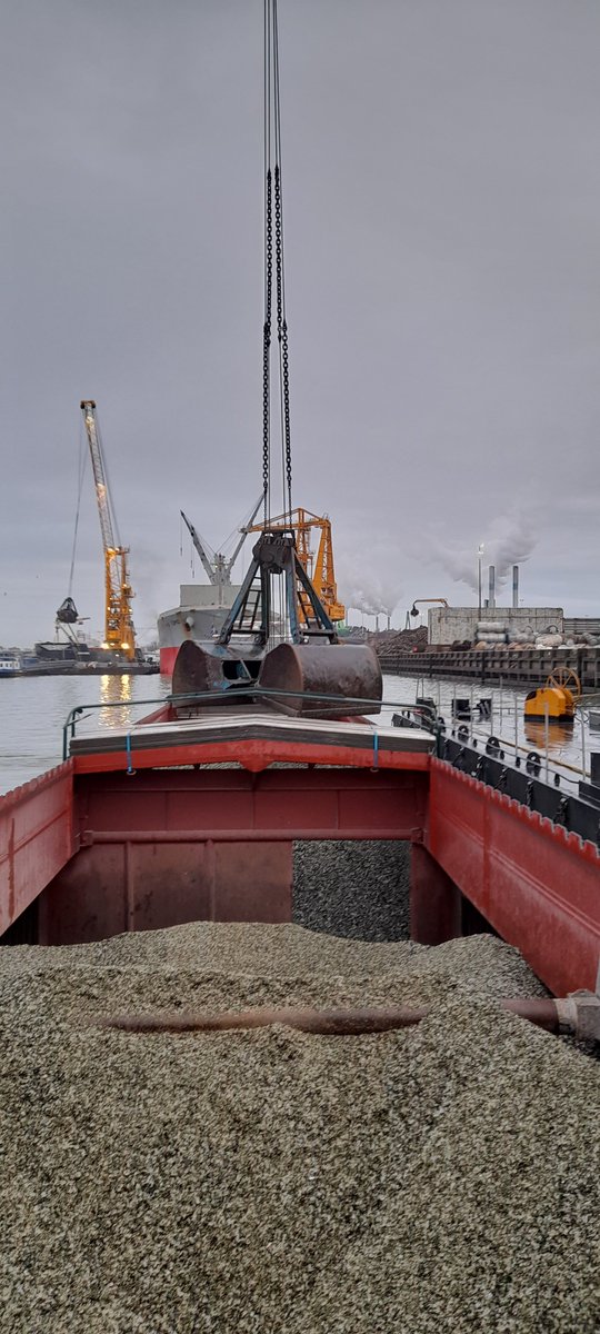 Renewi_plc's tweet photo. Making mobility more sustainable is one of the options for reducing your own CO2.

That is why #Maltha makes incoming and outgoing transports take place via water whenever possible. This gives a significant CO2 reduction of at least 50%!

How does your company reduce CO2? https://t.co/R32Bdivgag