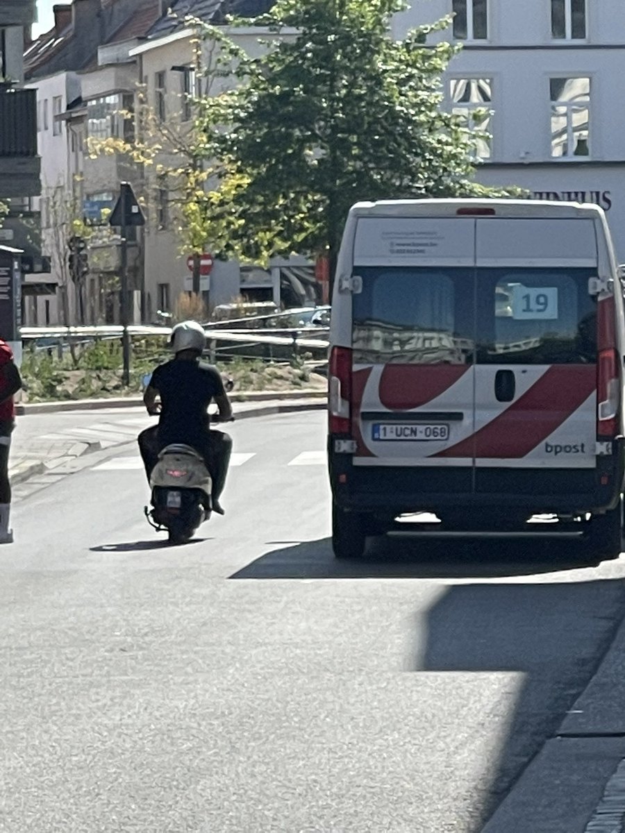 elkelenders's tweet image. We moeten echt schrik beginnen krijgen van postbodes… camionnette van @bpost_nl stopt in Steendam (Gent) en valt een fietser aan die volgens hem niet goed genoeg keek. Ik stel een anger management cursus voor… 🫣 #depost #postbode #verkeersagressie #bpost