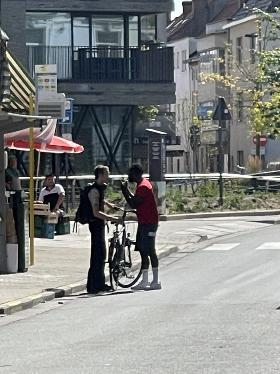 elkelenders's tweet image. We moeten echt schrik beginnen krijgen van postbodes… camionnette van @bpost_nl stopt in Steendam (Gent) en valt een fietser aan die volgens hem niet goed genoeg keek. Ik stel een anger management cursus voor… 🫣 #depost #postbode #verkeersagressie #bpost