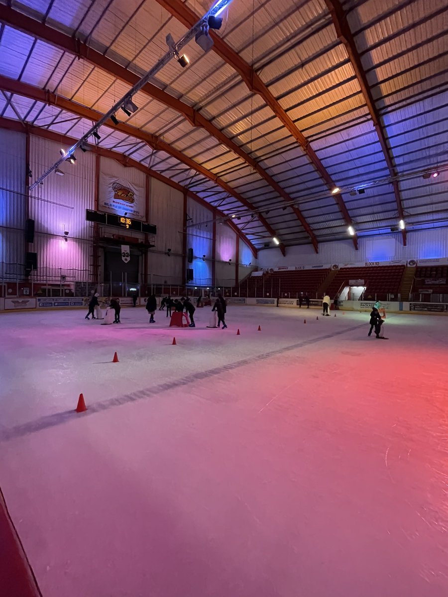 ikhlaasPrimary's tweet photo. Year 6 trip to Planet Ice in Blackburn ⛸🥶❄️ #IceSkating #PlanetIce #SchoolTrip https://t.co/CI73dreSWK