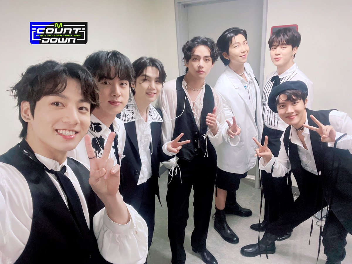 10a2X's tweet photo. Favourite ot7 pic in 2022🌺💜☕ https://t.co/8q6ECoUi0K