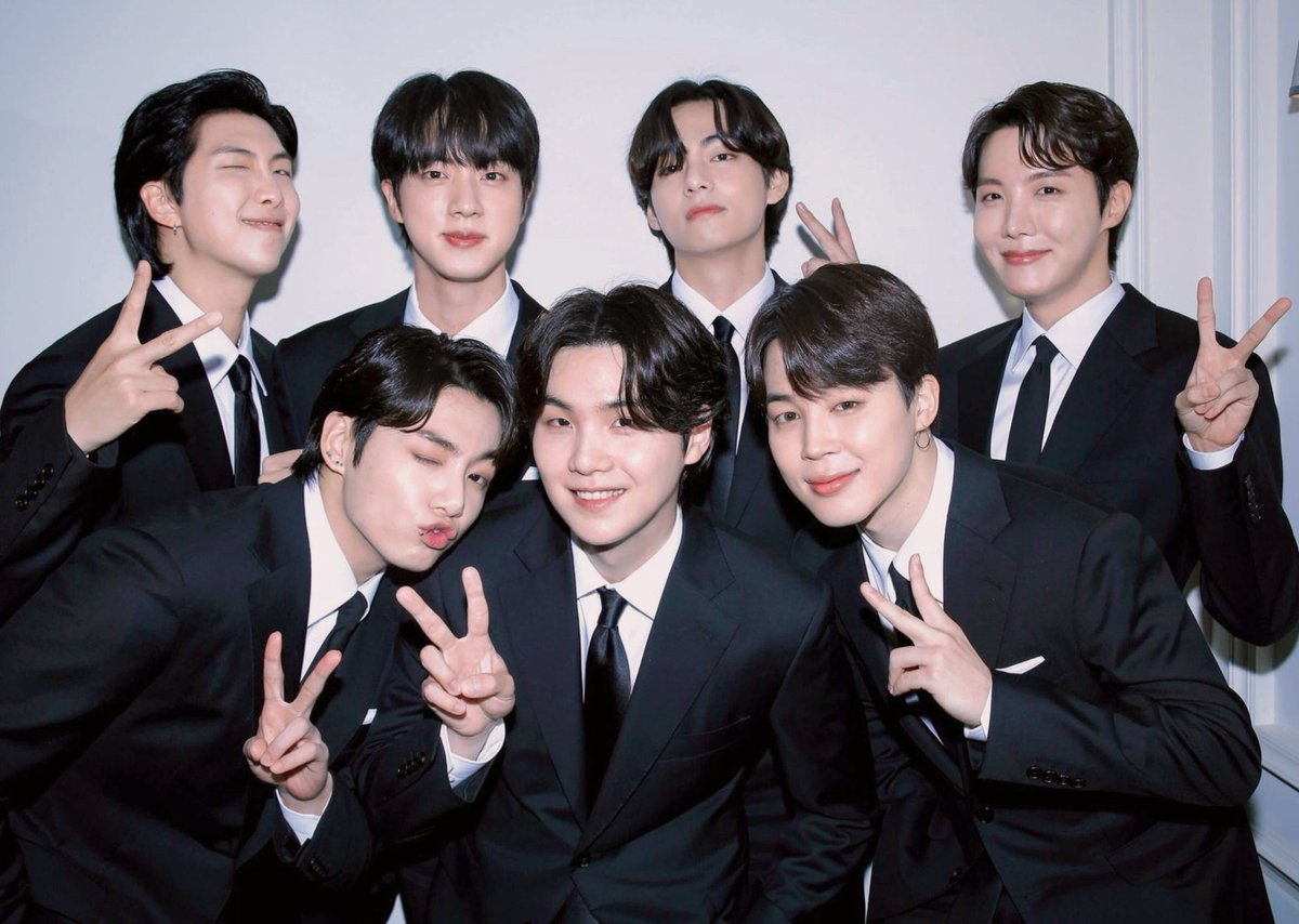 10a2X's tweet photo. Favourite ot7 pic in 2022🌺💜☕ https://t.co/8q6ECoUi0K