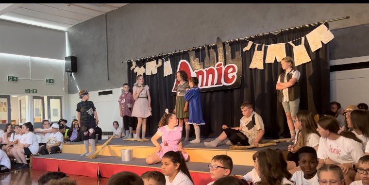 MissCahill7's tweet photo. Wow what a show!🎙 This week year 5 and 6 performed Annie The Musical. All members of our Milton community loved your performance!  🎭@MiltonPrimary17 https://t.co/WmdjZFaLNF