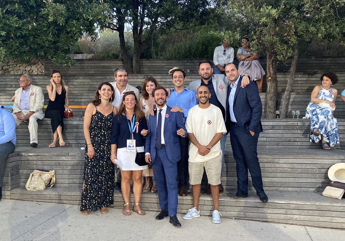 20 ans après nos premières rencontres, 10 ans après notre départ du MJS. Certains anciens réunis à l’occasion du 14 juillet. 
La jeune garde n’a pas vieilli, elle a mûri !