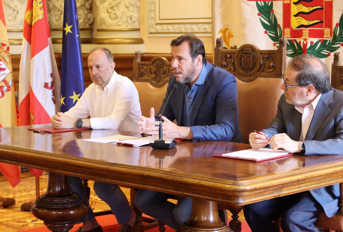 oscar_puente_'s tweet photo. 1.- Abro hilo. En un contexto como el actual hoy toman posesión 19 nuevos efectivos del servicio de extinción de incendios de @AyuntamientoVLL . Es una buena ocasión para explicar la política de mi gobierno en relación con este ESENCIAL servicio público. https://t.co/yIqMFuMezn
