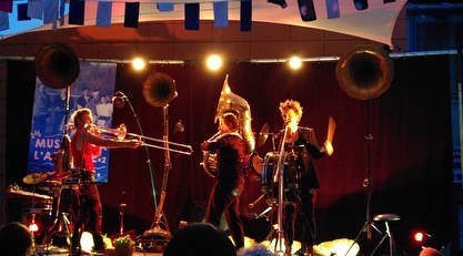 La Femme pavillon est avec nous encore ce soir et demain à 21h ! Et juste avant, à 19h, c’est Christelle Boizanté qui nous propose un apéro en chansons…
Réservations au 05 61 23 62 00