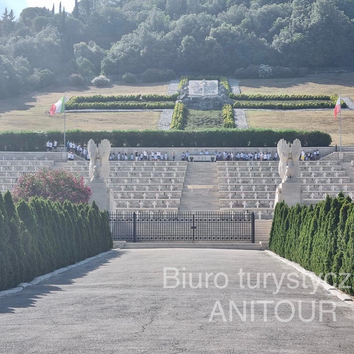 anitourPL's tweet photo. Polski Cmentarz Wojenny na Monte Cassino – nekropolia polskich żołnierzy poległych w bitwie o Monte Cassino.

#włochy #montecassino #bitwaomontecassino #cmentarz #pamiętamy #historia #klasztor  #włochy https://t.co/hExOKdfBMJ