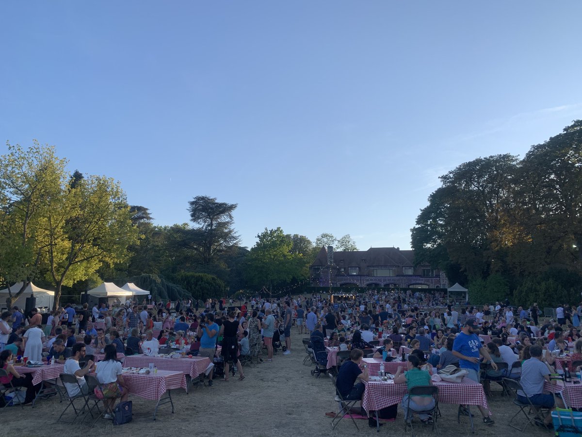 SachaGaillard's tweet photo. 🇫🇷✔️ Très belle soirée hier à @VilleSaintCloud pour le traditionnel Bal du 14 juillet dans le Jardin des Tourneroches. Plus de 1000 personnes présentes pour venir partager un moment festif et convivial. https://t.co/wiTYW69ZYz