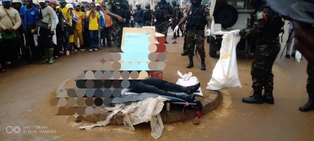 MimiMefoInfo's tweet image. Urgent: Hundreds gather in Kumba to view the body of fallen Ambazonian ‘General,’ ‘Field Marshal’

Read more 👇🏾👇🏾👇🏾 mimimefoinfos.com/urgent-hundred…
