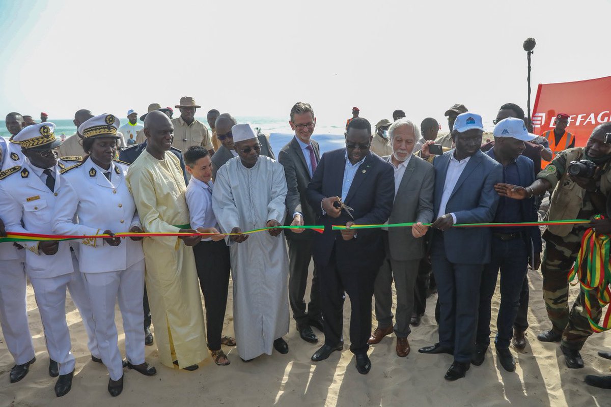 PR_Senegal's tweet photo. À Saint-Louis, le Président @Macky_Sall a procédé hier à la réception de la digue de protection de Guet Ndar. L'Etat avait initié, avec le concours de l'AFD, le projet pour protéger la côte tout le long de la langue de Barbarie. https://t.co/8n153MPVec