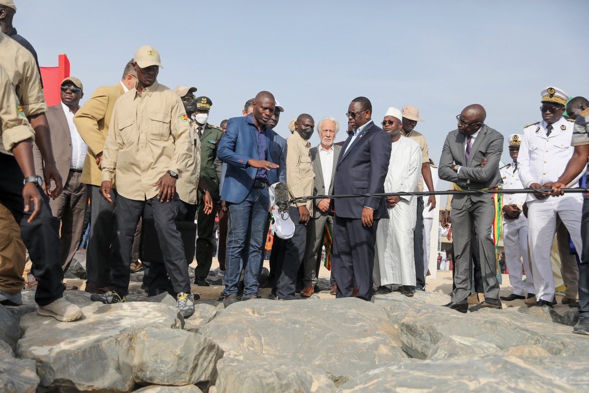 PR_Senegal's tweet photo. À Saint-Louis, le Président @Macky_Sall a procédé hier à la réception de la digue de protection de Guet Ndar. L'Etat avait initié, avec le concours de l'AFD, le projet pour protéger la côte tout le long de la langue de Barbarie. https://t.co/8n153MPVec