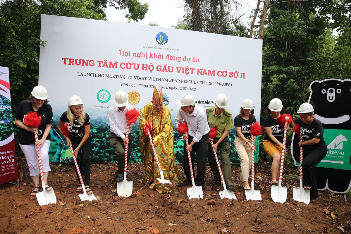 AnimalsAsia's tweet photo. We did it! 😍🙌Today Animals Asia broke ground on our second bear sanctuary in #Vietnam, signaling the end of bear bile farming in the country! #EndBearBileFarming #NoNBearLeftBehind #Bears #MakingHistory #Change #TheOnlyCureIsKindness #AnimalWelfare #BeTheChange #NewEra #Rescue https://t.co/EW4nDCKQTK