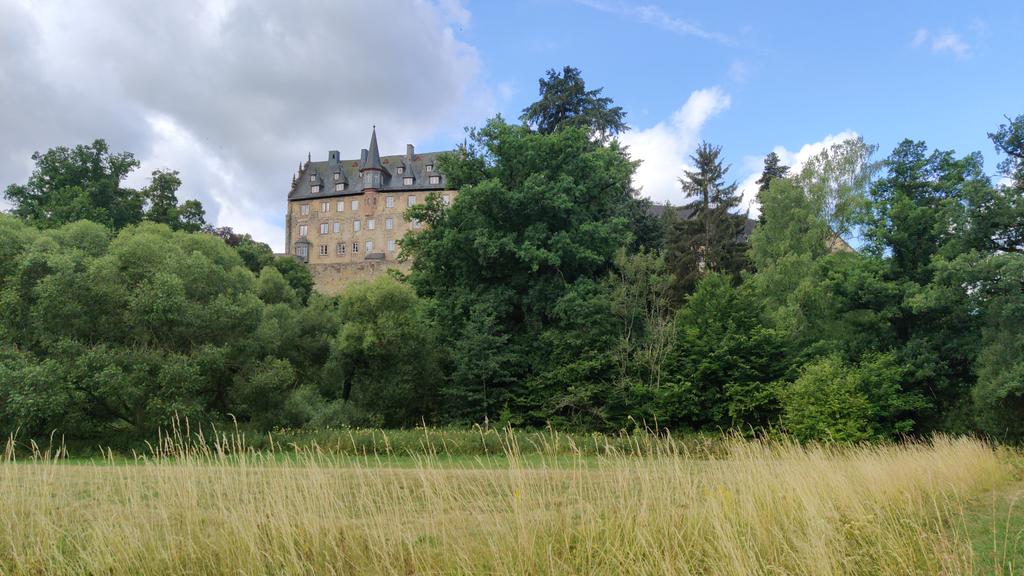britainopello5's tweet photo. 1/2
In #Lauterbach/ Ost-#Mittelhessen geht es los. Der #Vulkanradweg ist eine ehemalige Bahnstrecke von hier über Gedern nach Stockheim. Mit ihren sanften Steigungen und Abfahrten lässt sie den Radfahrer durch die Landschaft segeln. https://t.co/Enw5PCUfJ3