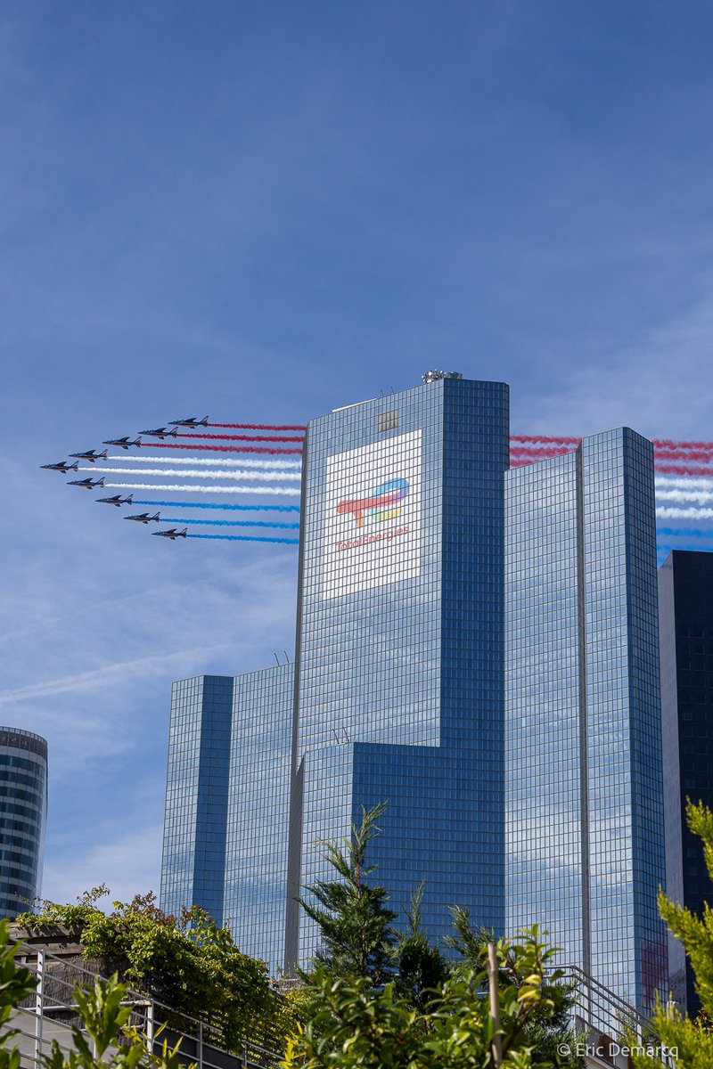 Ericdemarcq's tweet photo. Patrouille de France au dessus de La Défense 14 juillet 2022 #ladefense #PatrouilledeFrance #totalenergy #BastilleDay2022 https://t.co/yTko5tEQ7j