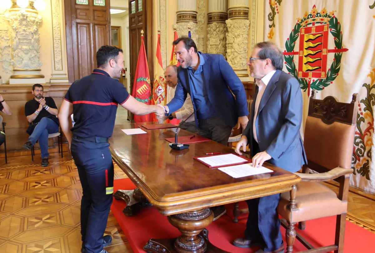 AyuntamientoVLL's tweet photo. 🧑🏻‍🚒 El Servicio de @BomberosVLL Ayuntamiento mejora con la toma de posesión de 19 bomberos.

Cuando concluyan los dos últimos procesos se habrán incorporado 68 funcionarios al Servicio Municipal.

Más información 🔗 https://t.co/biabtKRhBH https://t.co/wzfGZb3GBn