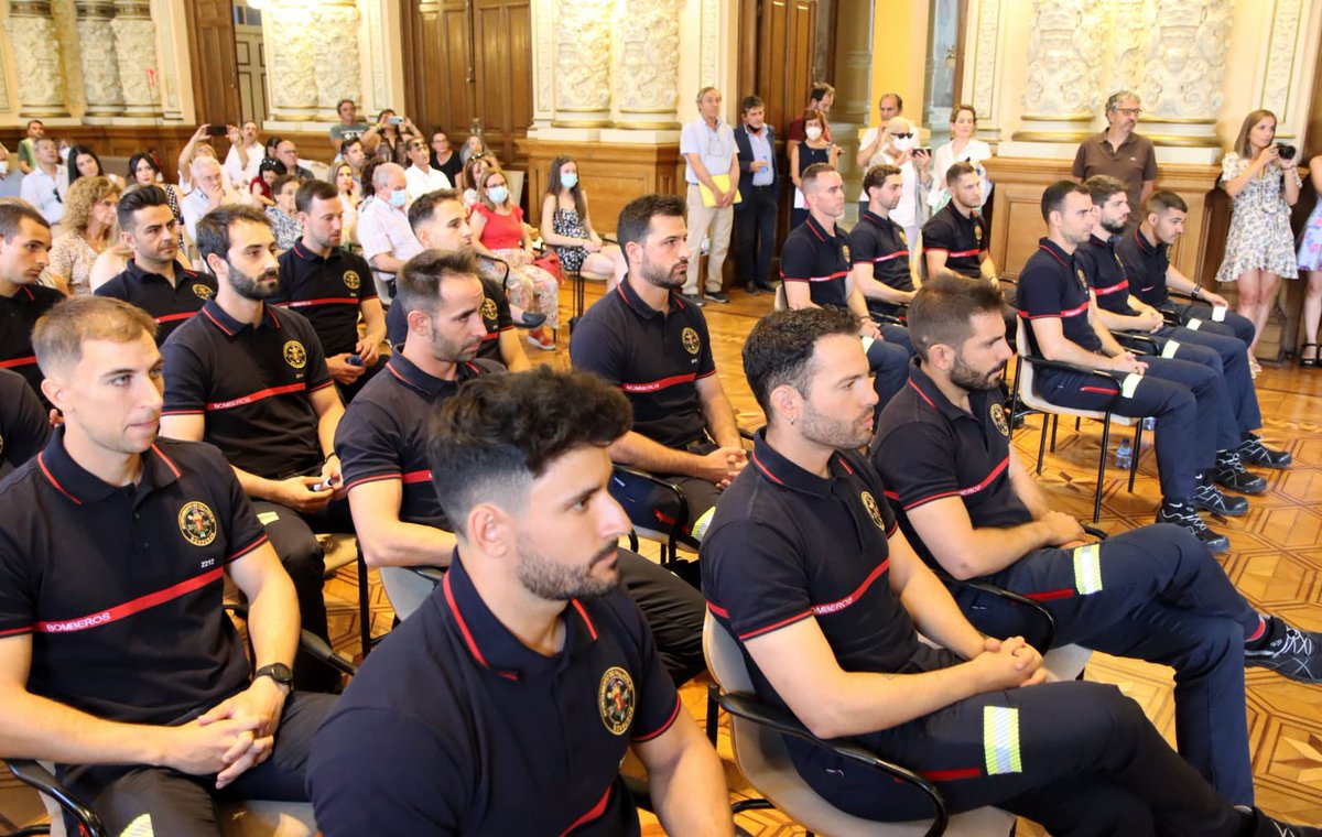 AyuntamientoVLL's tweet photo. 🧑🏻‍🚒 El Servicio de @BomberosVLL Ayuntamiento mejora con la toma de posesión de 19 bomberos.

Cuando concluyan los dos últimos procesos se habrán incorporado 68 funcionarios al Servicio Municipal.

Más información 🔗 https://t.co/biabtKRhBH https://t.co/wzfGZb3GBn