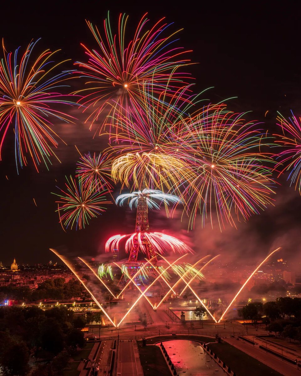 viewsfrance's tweet image. Le feu d’artifice du 14 juillet de la Tour Eiffel 🎆