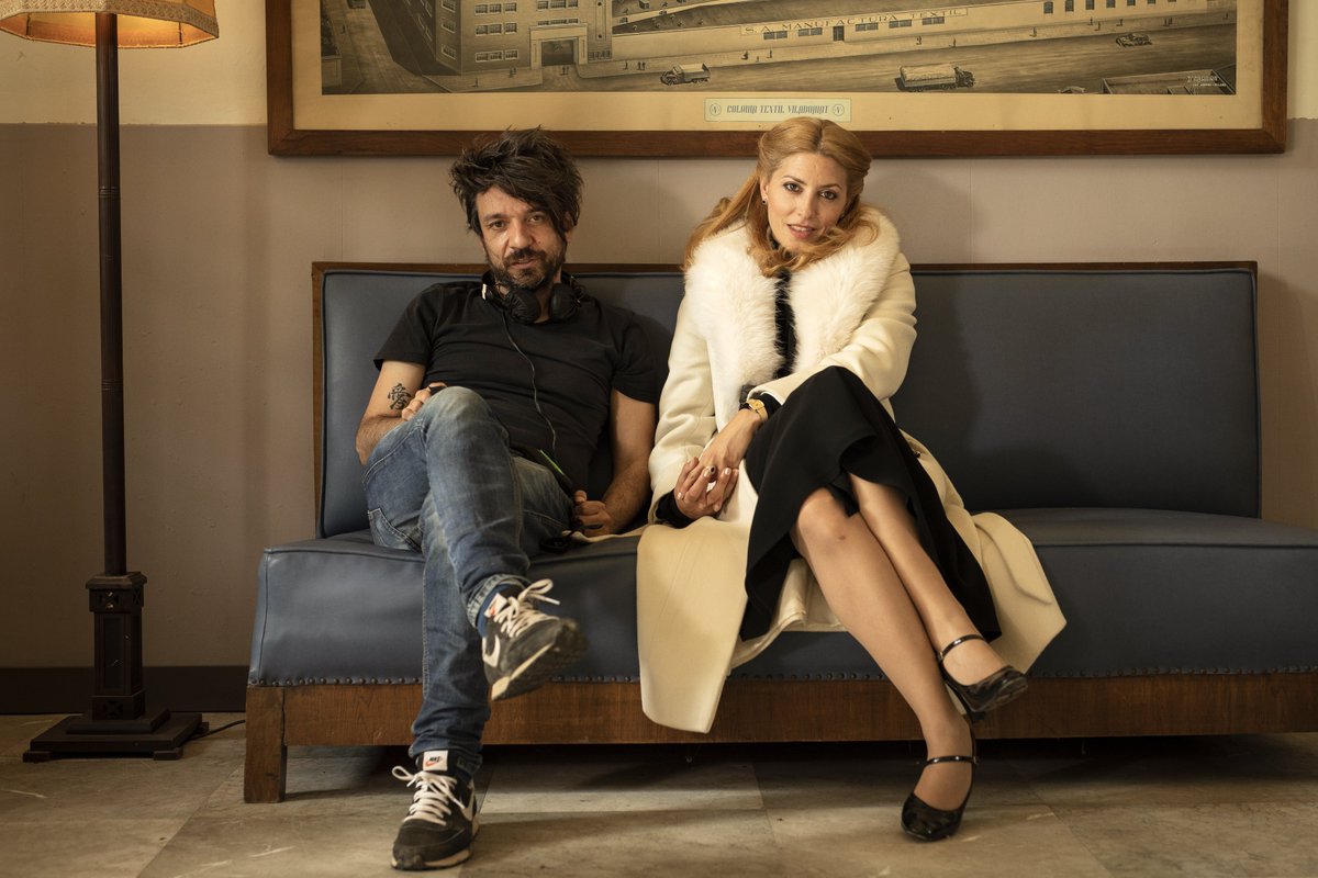 #70SSIFF #EspainiakoZinema #Perlak 🎞️ Lehiaketaz kanpo, saila ixteko, 'Los renglones torcidos de Dios', Torcuato Luca de Tenaren izen bereko eleberrian oinarritutako filma. Oriol Paulok sinatzen du, eta <a href="/Barbara_Lennie/">Barbara Lennie</a> eta <a href="/edu_fernanndez/">Eduard Fernández</a> ditu protagonista.