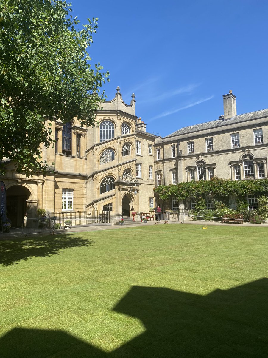 GregScannell07's tweet photo. It’s a beautiful day here at @HertfordCollege! We’ve welcomed @CNSchool & @newacad. Now they’re hearing more about uni & @UniofOxford from Nathan. Next up will be hearing from a current student & having a tour of the college & surrounding area, before the #TSPGraduation #TSPtrips https://t.co/MX8rp8cWzP