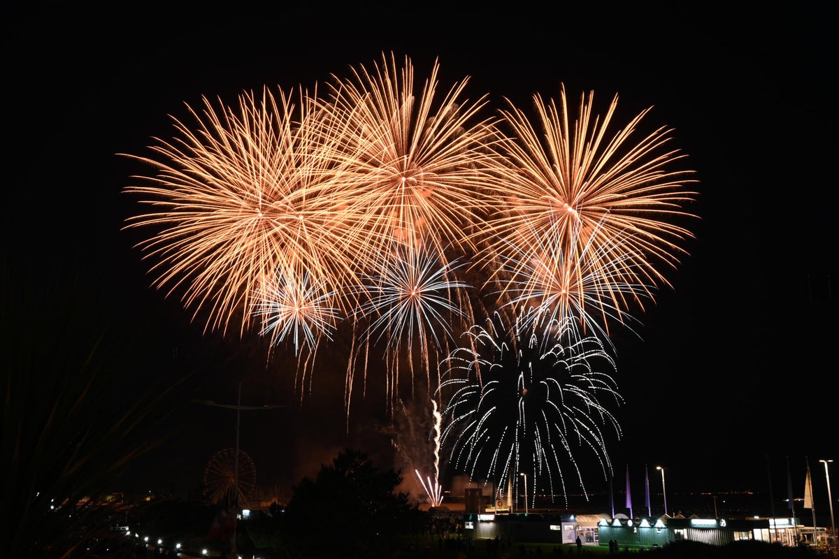 LH_LeHavre's tweet photo. Un ciel de feu... #14Juillet #fetenationale 
🎆 Revivons ensemble la magie du feu d'artifice tiré au dessus de notre plage, pour le plus grand plaisir des Havrais.

📸 Jacques Basile
📸 Anne-Bettina Brunet https://t.co/A4UYuCUP39