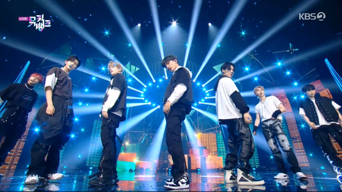 enwallpapers_'s tweet photo. Congratulations @ENHYPEN for winning first place with #FuturePerfect on Music Bank! 🎉🏆 https://t.co/XdeLdAnyqp