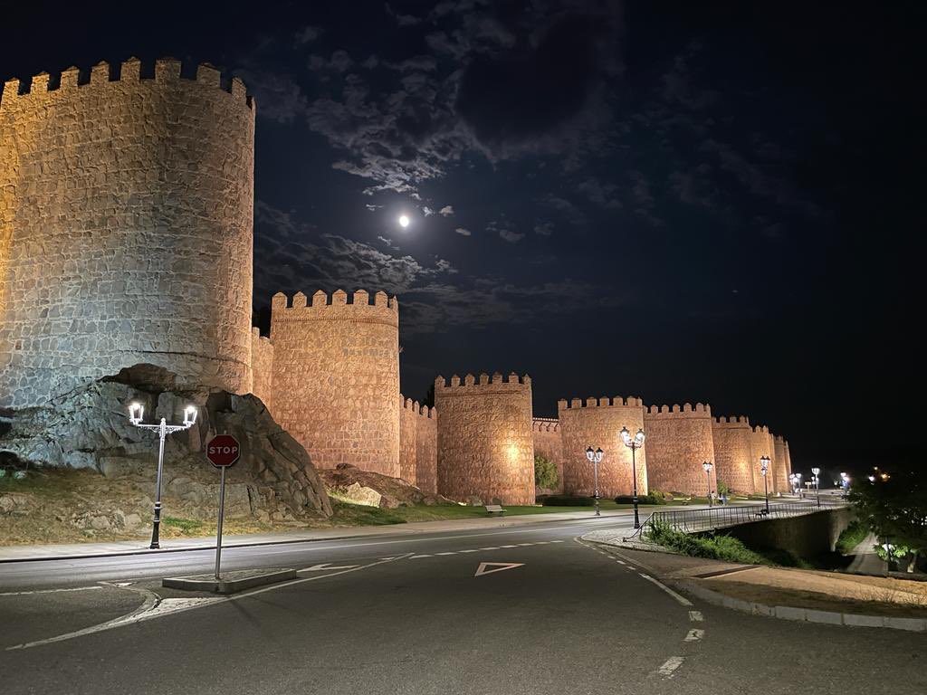 ambientologica_'s tweet photo. Esta semana he tenido el inmenso placer de participar en el #cursoverano #UNED sobre #CambioClimático, ya tradicional en #Ávila🏰 Gracias por dejarnos exponer la perspectiva del #alumnado👩‍💻👨‍🎓🐄#VacaCuadrada😜 https://t.co/kPiHBSLjvJ