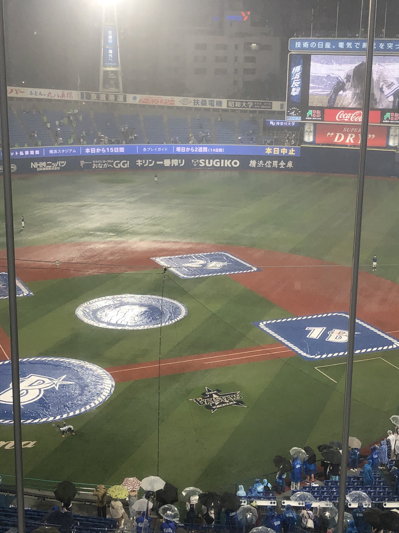 日刊スポーツベイスターズ番 ｄｅｎａーヤクルト 横浜スタジアム 知野直人選手が 雨の中 ダイヤモンドを１周 ヘッドスライディングを披露し 開幕戦の自らのミスも再現し スタンドを沸かせました Baystars ベイスターズ 横浜反撃 ハマスタ
