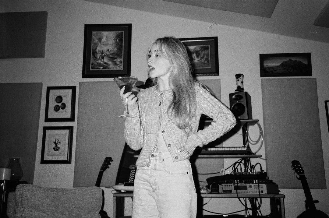CarpenterPoland's tweet photo. Sabrina na Instagramie

„emails i can’t send” jest już dostępny 💌 To wydaję się naprawdę surrealistyczne, musiałam się oduczyć j nauczyć siebie na nowo, aby zrobić ten album. Oto ten, z którego jestem najbardziej dumna do tej pory w moim życiu. To ten, którego mam nadzieję, że+ https://t.co/cERcBoLNMB