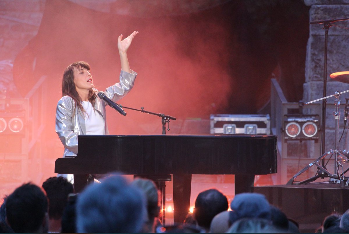 escalescargo's tweet photo. Et hop ! Le concert de @juliettearmanet et #AlexiaGredy est complet ! 😱🎶 Vous êtes prêt(e)s à danser toute la soirée au Théâtre Antique ? 🔥

#escalesducargo #arles #theatreantiquearles https://t.co/tXTDWvFgO8