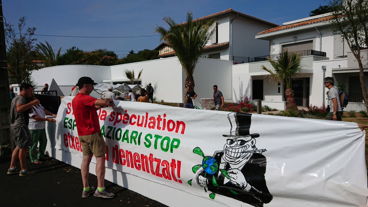 MediabaskInfo's tweet photo. Une quarantaine de membres du collectif Ostia occupent un nouveau programme immobilier de luxe à Anglet, avec l'intention d'y rester. Ils dénoncent la spéculation pratiquée sur les logements #spéculation #logement #Alday #Anglet https://t.co/DDVerXuJ5T https://t.co/2NwUvgnKyK