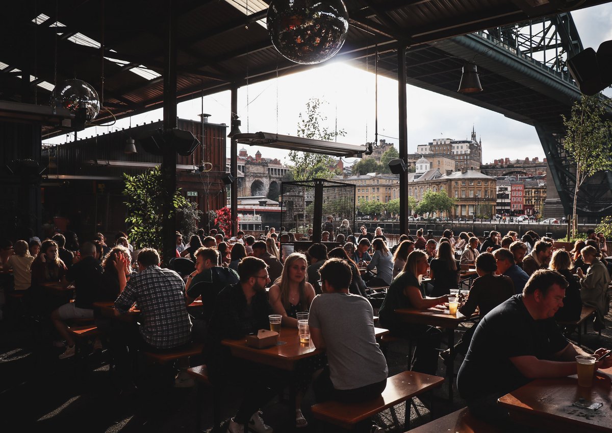 FRIDAY FEELING… It might be slightly gloomy out there today but we’ve got you covered 😉… see you from 5pm in the HWRK for pre-heatwave bevs and bait x