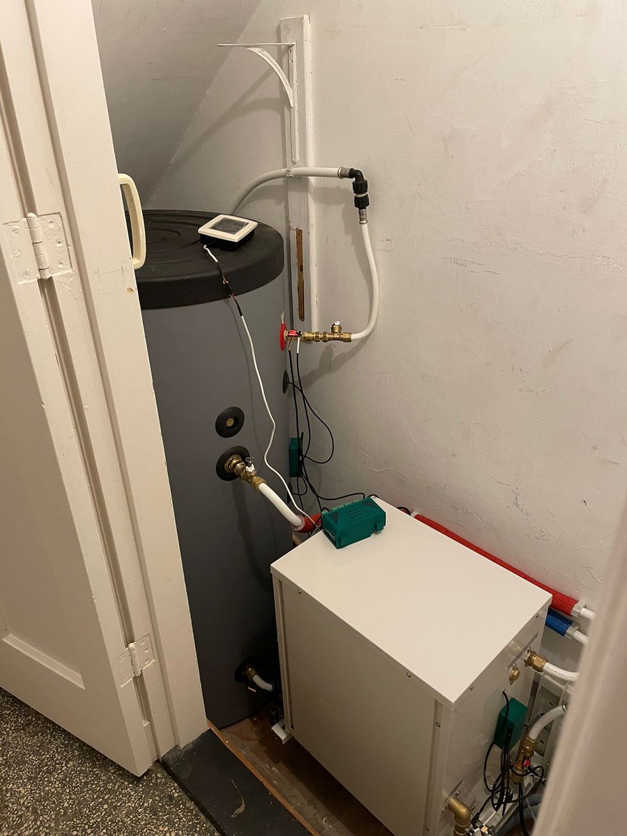MarcoSteek's tweet photo. @LarsBoelen @OnnoDwars @STRMVRSNLLNG Inderdaad, zo snel die gaat. In het voorjaar #Heatcycle van @DWarmte, plus sedumdak en in zomer 20x pv plus dakisolatie eronder, en na de zomer nog Hr++ voorgevel en dan hopelijk de 2de warmtepomp voor all-electric, zodat het gas er helemaal uit kan! Zie https://t.co/AjlPIA4t9h https://t.co/dgDeVvodhu