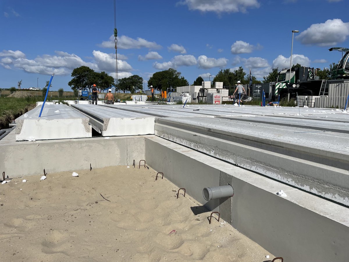 VeldeHan's tweet image. Beganegrondvloer leggen met ideaal weer voor 6 #woningen in s’ Heerenhoek ⁦@VenVBouw⁩