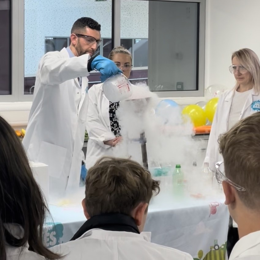 DEBP_STEM's tweet photo. The Secret World of Gases - @IChemE @boconline delivered a fantastic science demonstration with student participation as part of the Engineering Extravaganza @sheffhallamuni on Monday.
#EngExtraSY #inspiringfutureengineers #scienceofgases https://t.co/LjoyNl2NSe