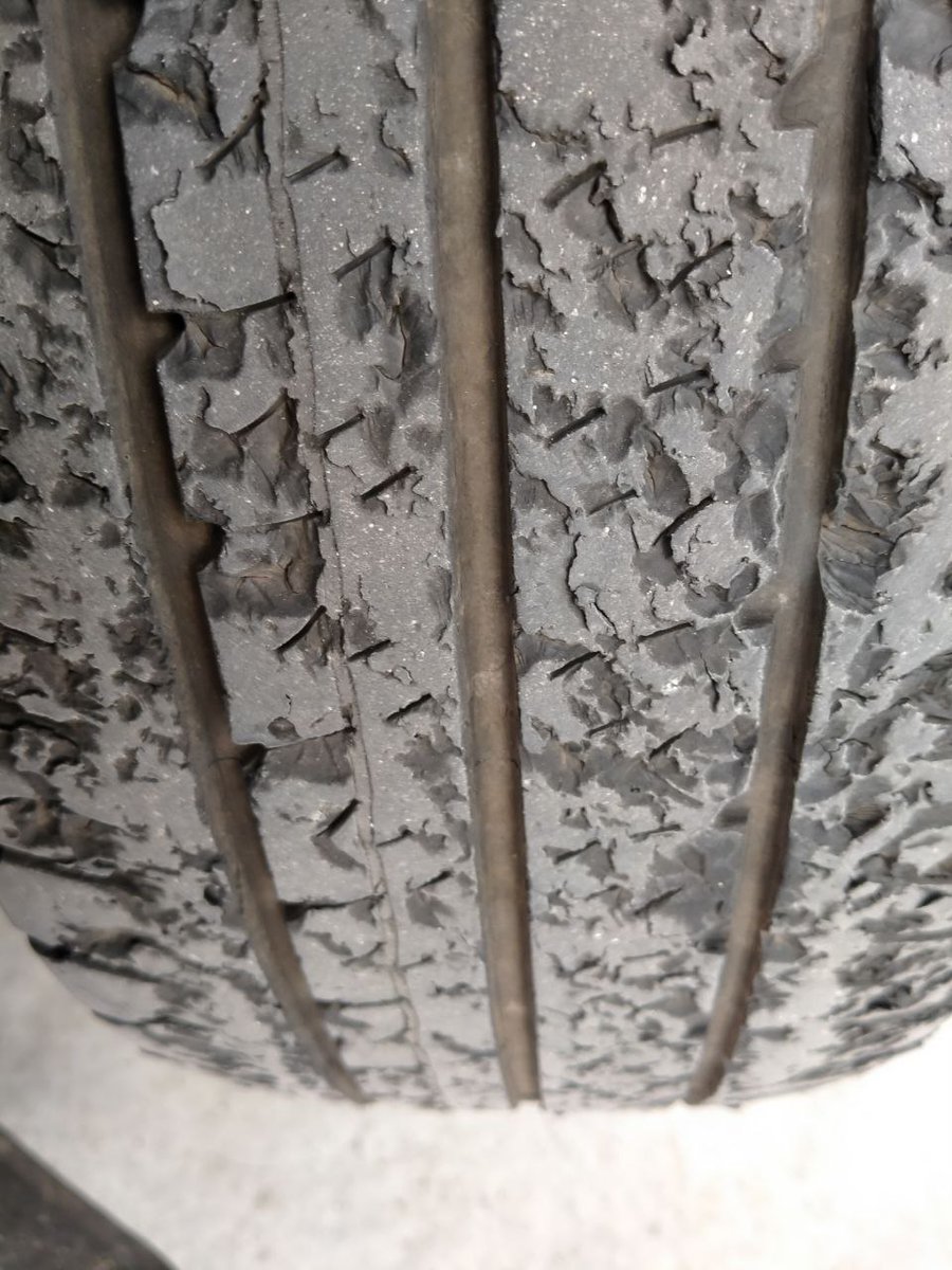 AfectaGoodyear's tweet photo. Pues así tenemos las ruedas de una compañera en su @FordSpain Transit Custom, y con poco más 20000km. Aún así desde @Goodyear_Es no admiten que estos neumáticos presenten desperfecto alguno. ¿Qué os parecen? ¿Montaríais esta marca en vuestro vehículo? Dan MIEDO!!! https://t.co/iHahM0si9t