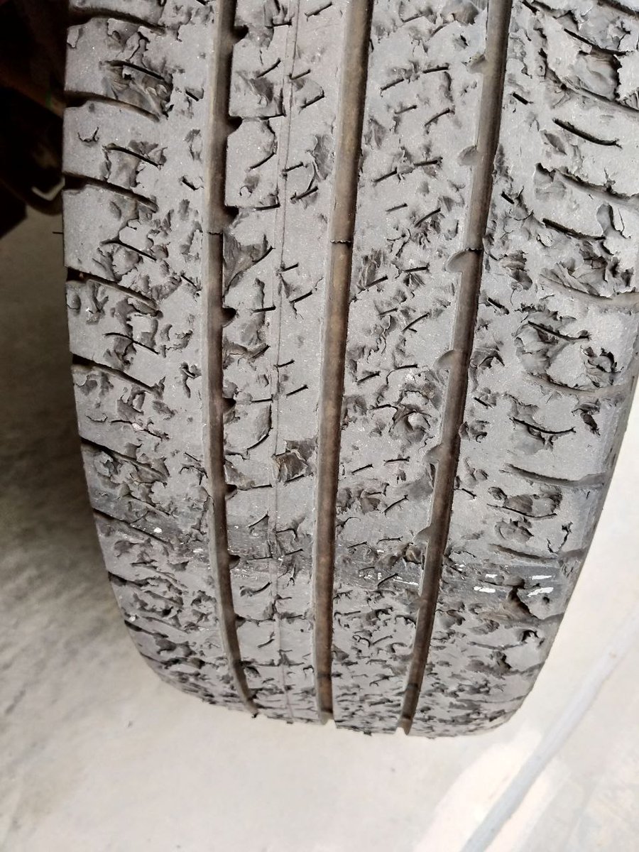 AfectaGoodyear's tweet photo. Pues así tenemos las ruedas de una compañera en su @FordSpain Transit Custom, y con poco más 20000km. Aún así desde @Goodyear_Es no admiten que estos neumáticos presenten desperfecto alguno. ¿Qué os parecen? ¿Montaríais esta marca en vuestro vehículo? Dan MIEDO!!! https://t.co/iHahM0si9t