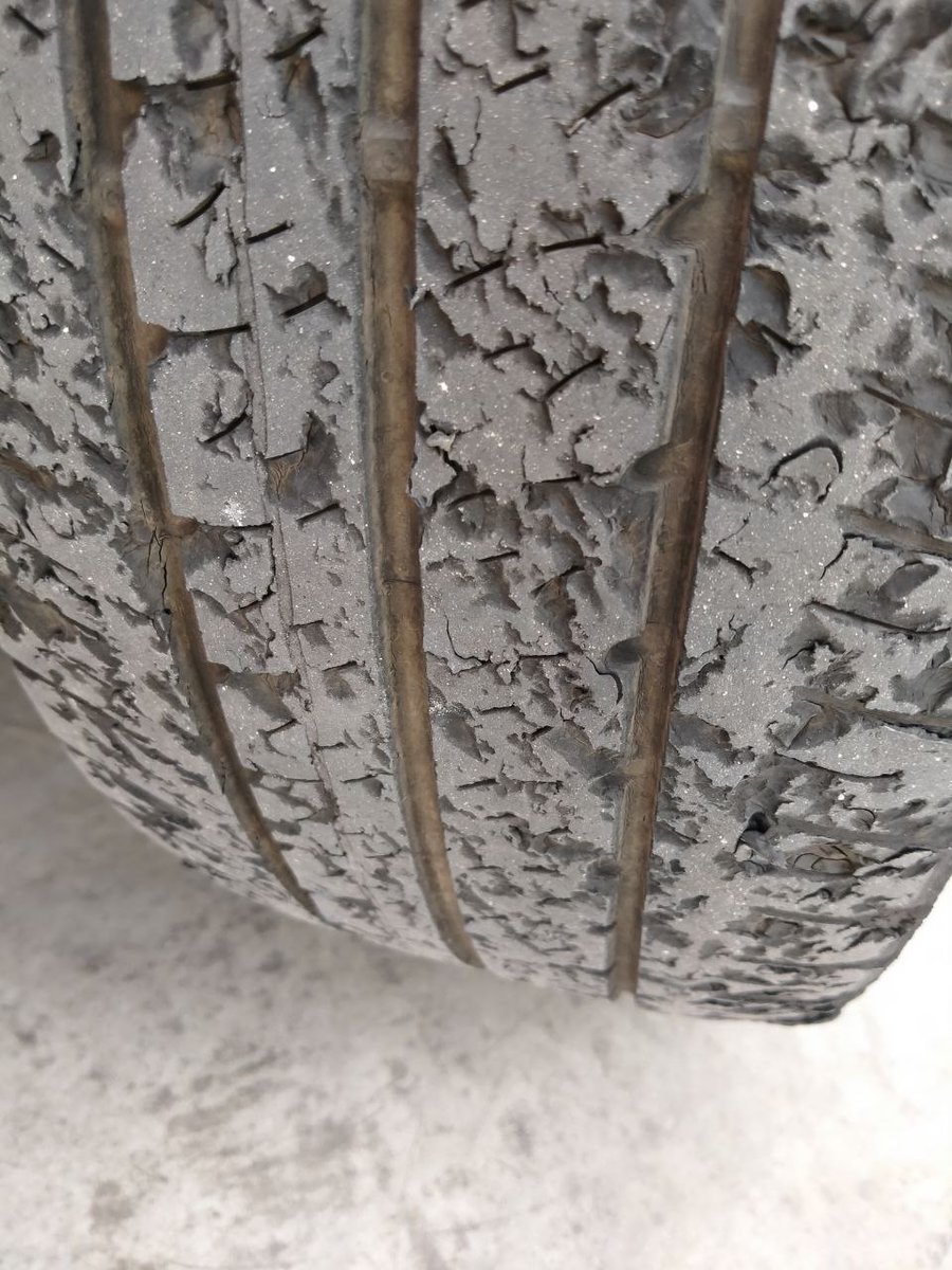 AfectaGoodyear's tweet photo. Pues así tenemos las ruedas de una compañera en su @FordSpain Transit Custom, y con poco más 20000km. Aún así desde @Goodyear_Es no admiten que estos neumáticos presenten desperfecto alguno. ¿Qué os parecen? ¿Montaríais esta marca en vuestro vehículo? Dan MIEDO!!! https://t.co/iHahM0si9t