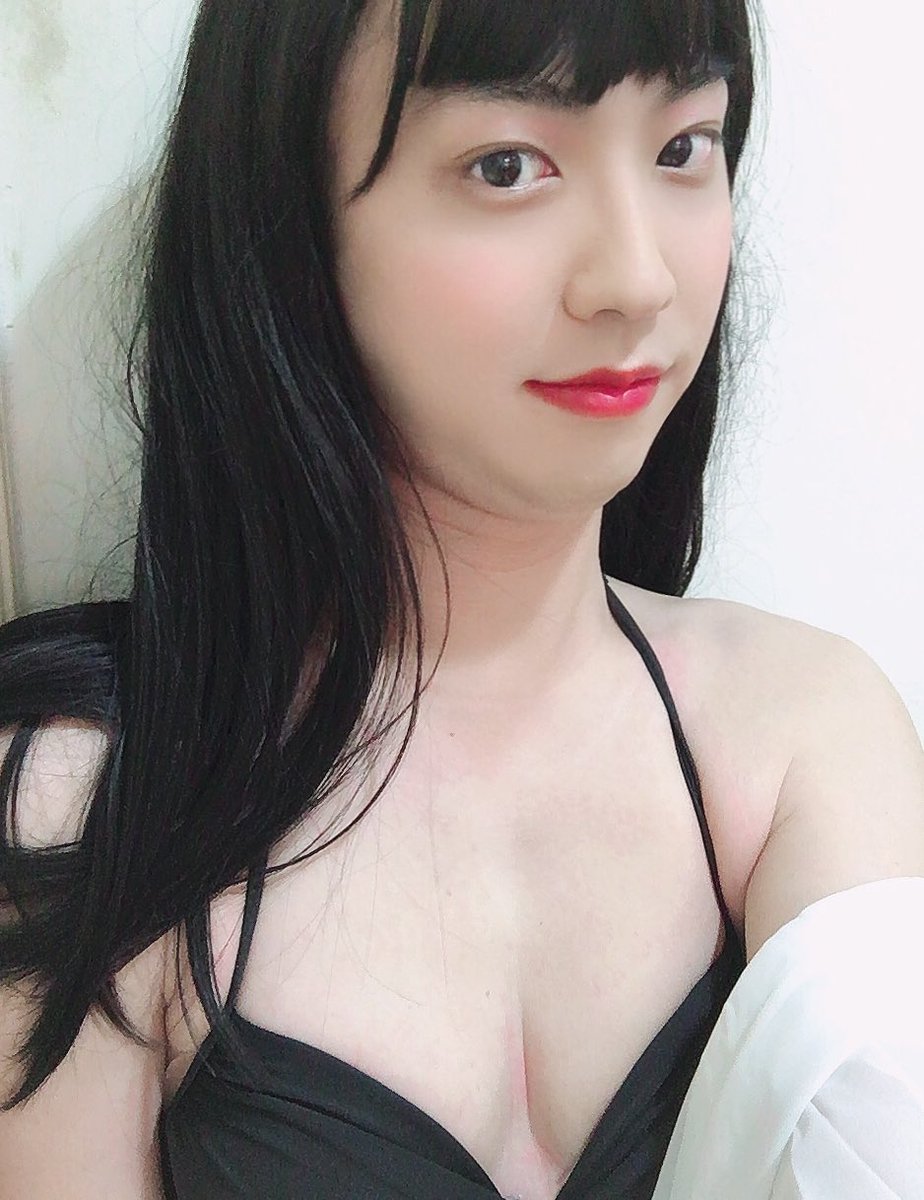 夏天，又愛又恨
討厭熱的要命的天氣
喜歡肆無忌憚的吃冰
女孩們美美的比基尼
散發著滿滿的魅力與自信