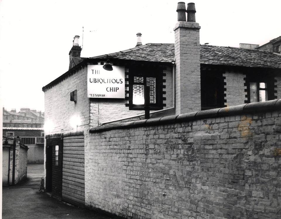 LostGlasgow's tweet photo. You'll have hud yer chips...

Hearing on the wires that the Ubiquitous Chip, Glasgow's longest established family-owned restaurant, has been sold to English pub chain, Green King.

Here's the old Chip, in Ruthven Lane (now Hanoi Bike Shop), in 1971, when it had just opened. https://t.co/q1OyyLqvE3