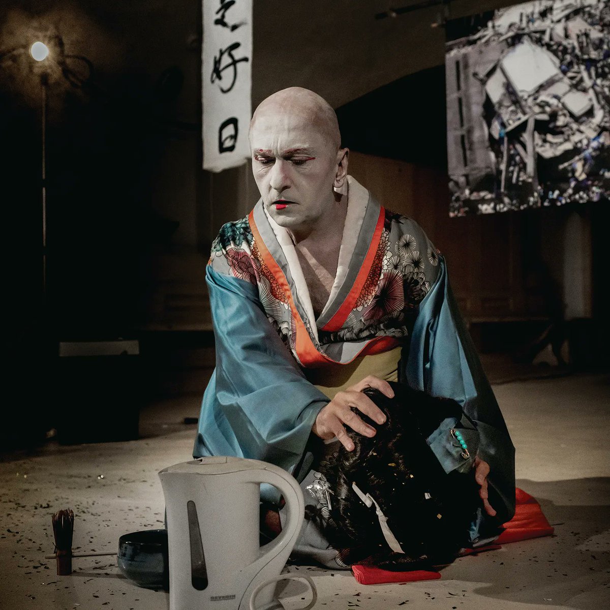 ZOOvenues's tweet photo. Friday morning. Tea? @weareohsocivil's Tea Ceremony. From this ancient tradition, a male geisha (award-winning Marios Ioannou) begins to question her role as “servant” and “entertainer” in a system based on capital, consummation and ownership. #edfringe 

https://t.co/5y1pJmQFzf https://t.co/9F8BTwUxsK
