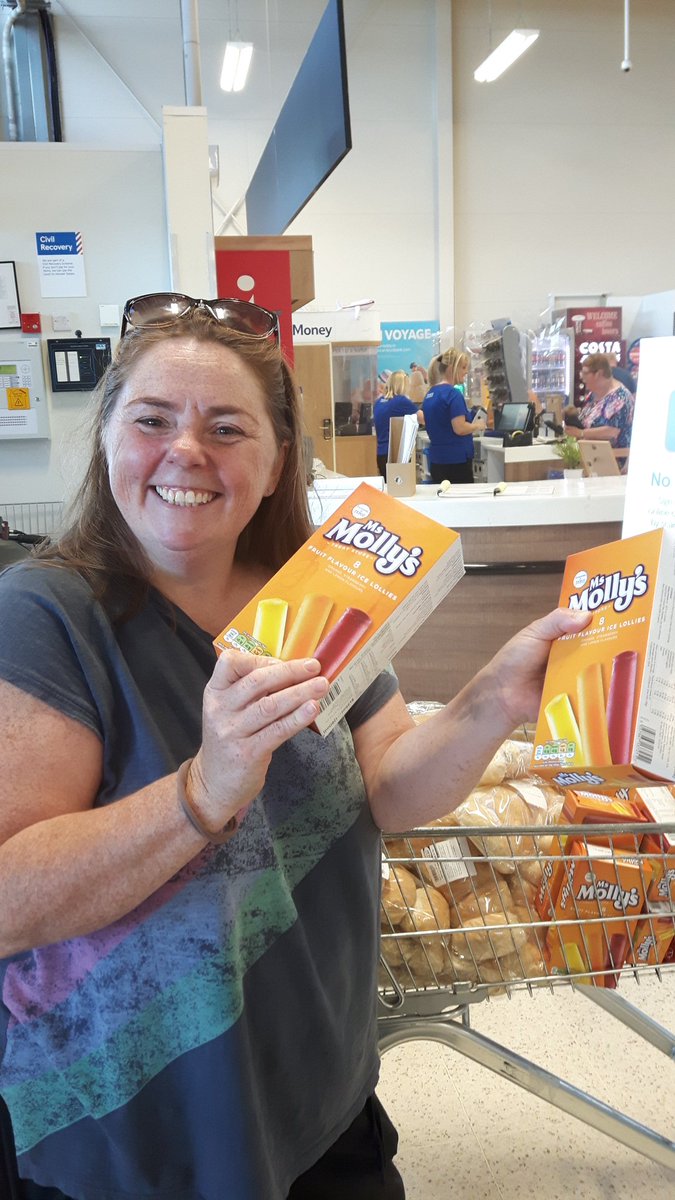 #Donations have been flying out the door from <a href="/BicesterTesco/">BICESTER TESCO</a> this week. Lots of school end of year parties happening. A donation of Hotdogs, rolls and ketchup to Gloryfarm Primary School and Ice Lollies to Chesterton Primsry School. #helpingbuildstrongercommunities