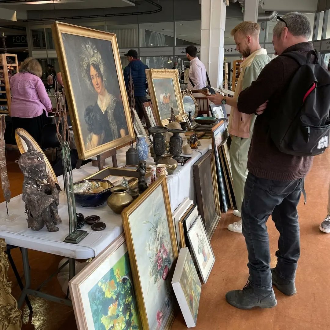 The weather is looking glorious for the next Sandown Antiques Home &amp; Interiors Fair, this Sunday 17 July @sandownantiques Head to Sandown Park Racecourse and hunt for great quality antique and vintage pieces for the home and garden, with an abundance of inside and outside pitches