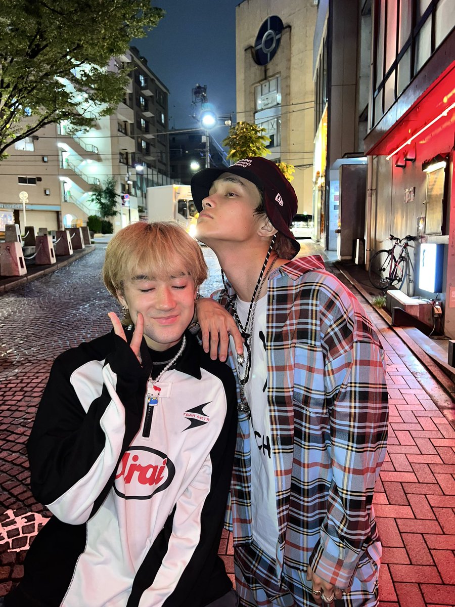 KazaneFlowerboy's tweet photo. 赤ライトは盛れる、顔じゃなくて写真がね。
顔じゃないよ。 https://t.co/6SqWknp5NN