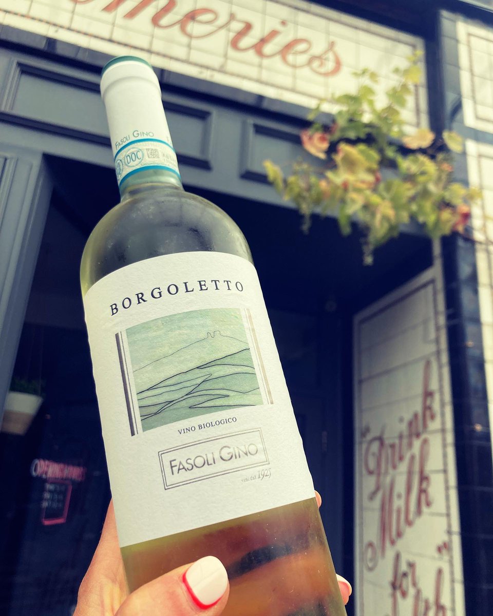 hellocreameries's tweet image. Just a quick reminder that we are on us holidays this week!

Back next week with more delights like this gorgeous Fasoli Gino Soave…

Swipe to check out the beginnings of what could be Chorlton’s first vintage! 

Hope you all enjoy the sunshine and see you next week 🌞