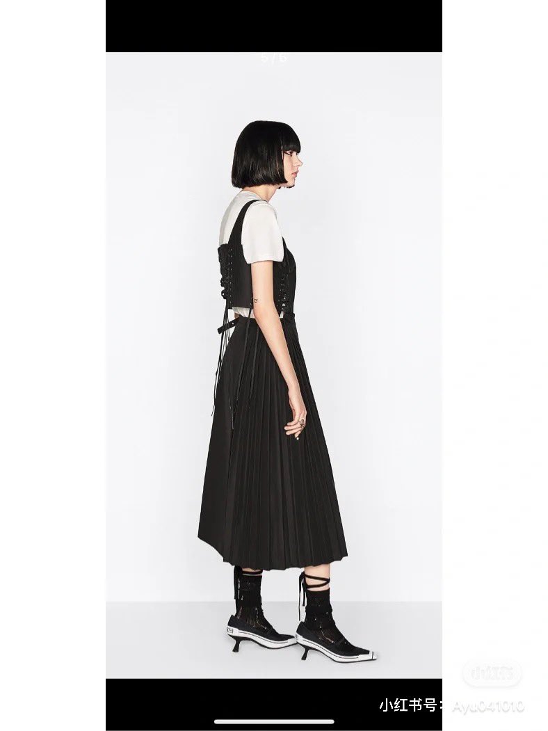 CapJennySparrow's tweet image. #Dior 
new design of Dior 22fall is actually doing cultural appropriation!
Image 1&amp;amp;2 is a skirt newly released by Dior. Image 3 is traditional Chinese Skirt called Ma Mian. Of which, the shape and cropping are unique and cannot be found anywhere else except China after Ming.